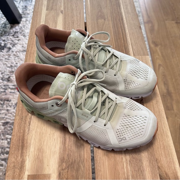 On Running Cloudflow V2 in Aloe White Running Shoes Size US Women 6.5 - Picture 3 of 13